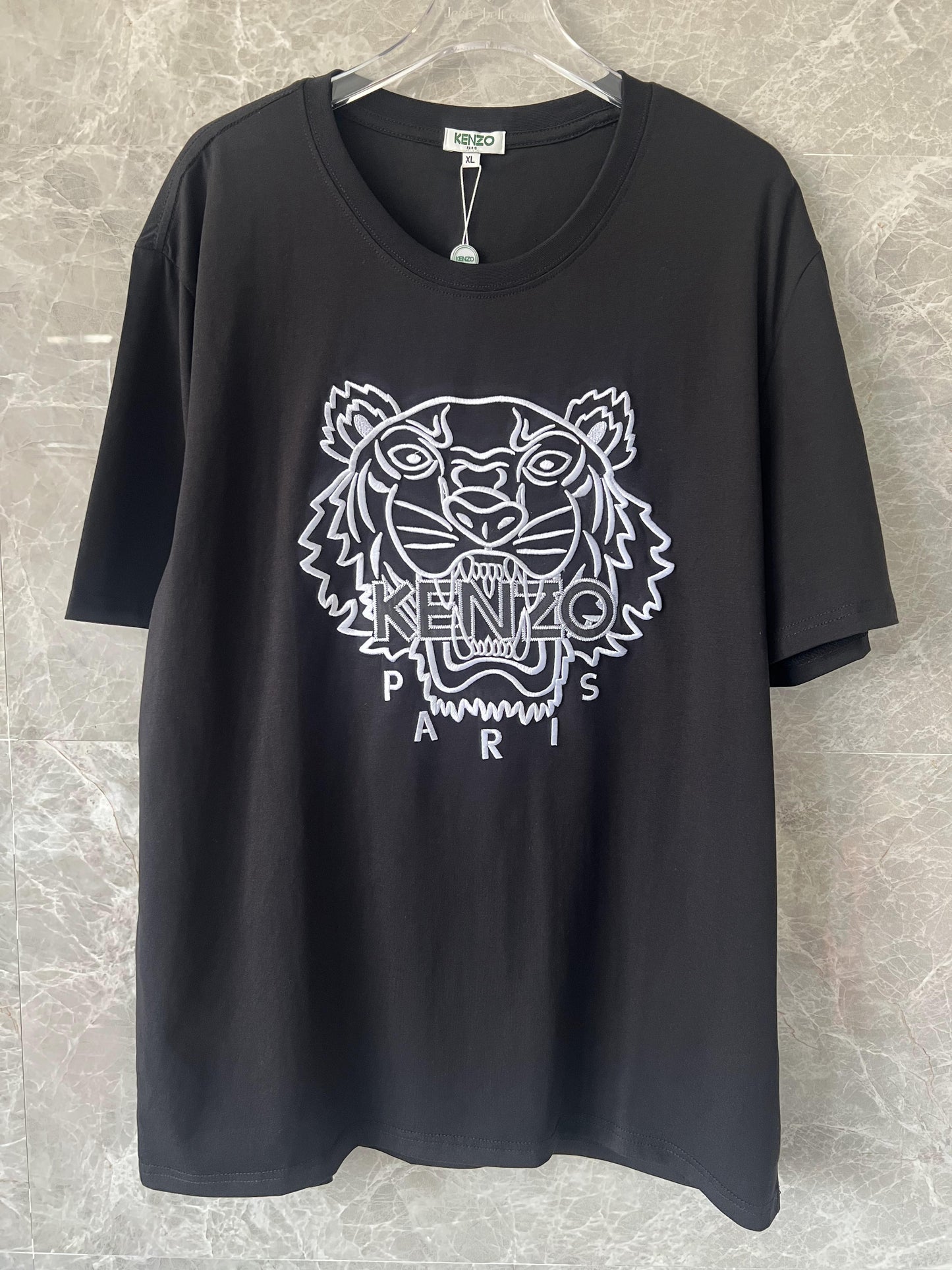 Colección de camisetas con bordado de tigre de Kenzo Paris: variantes en negro, rojo y azul