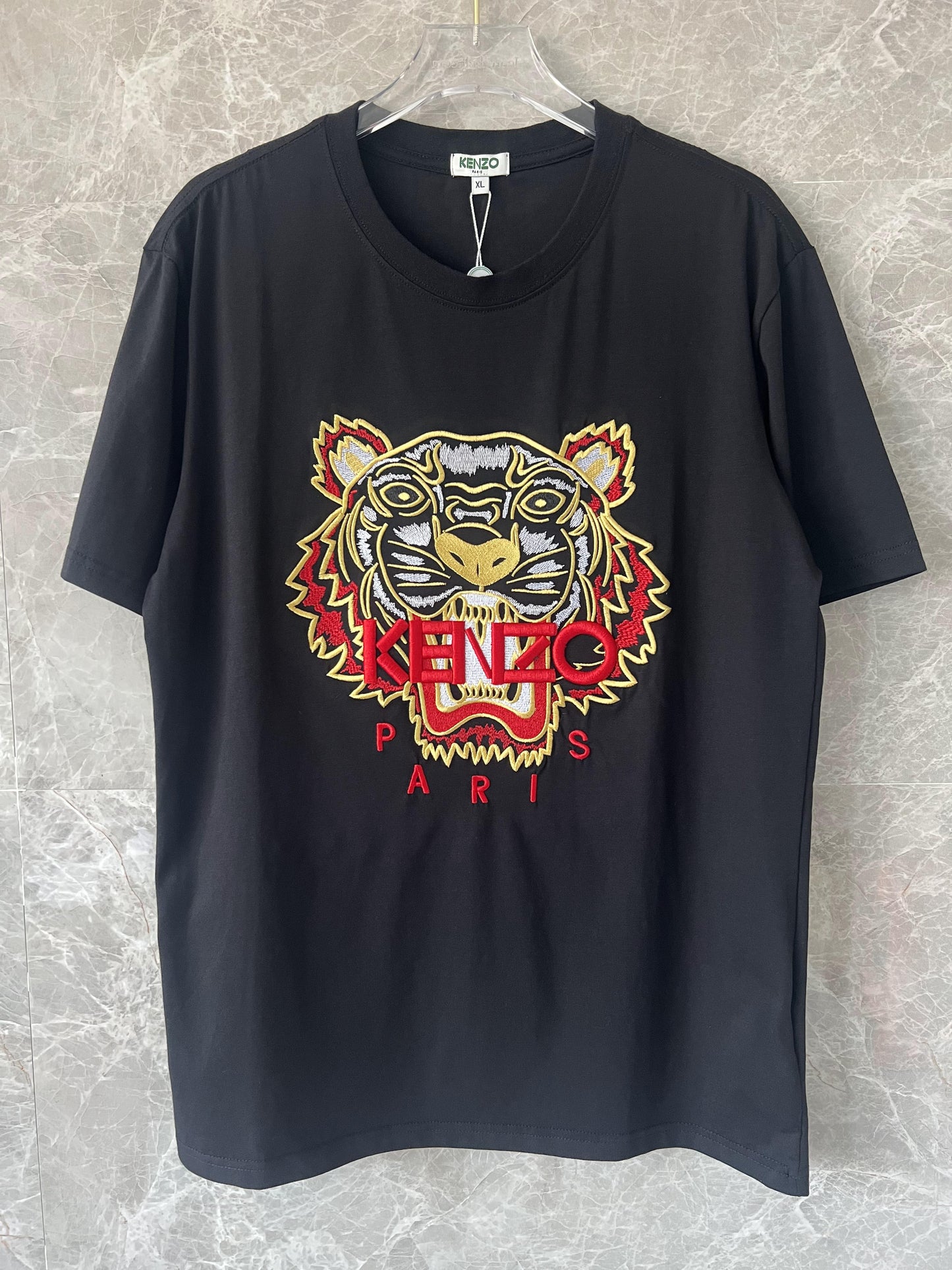 Colección de camisetas con bordado de tigre de Kenzo Paris: variantes en negro, rojo y azul