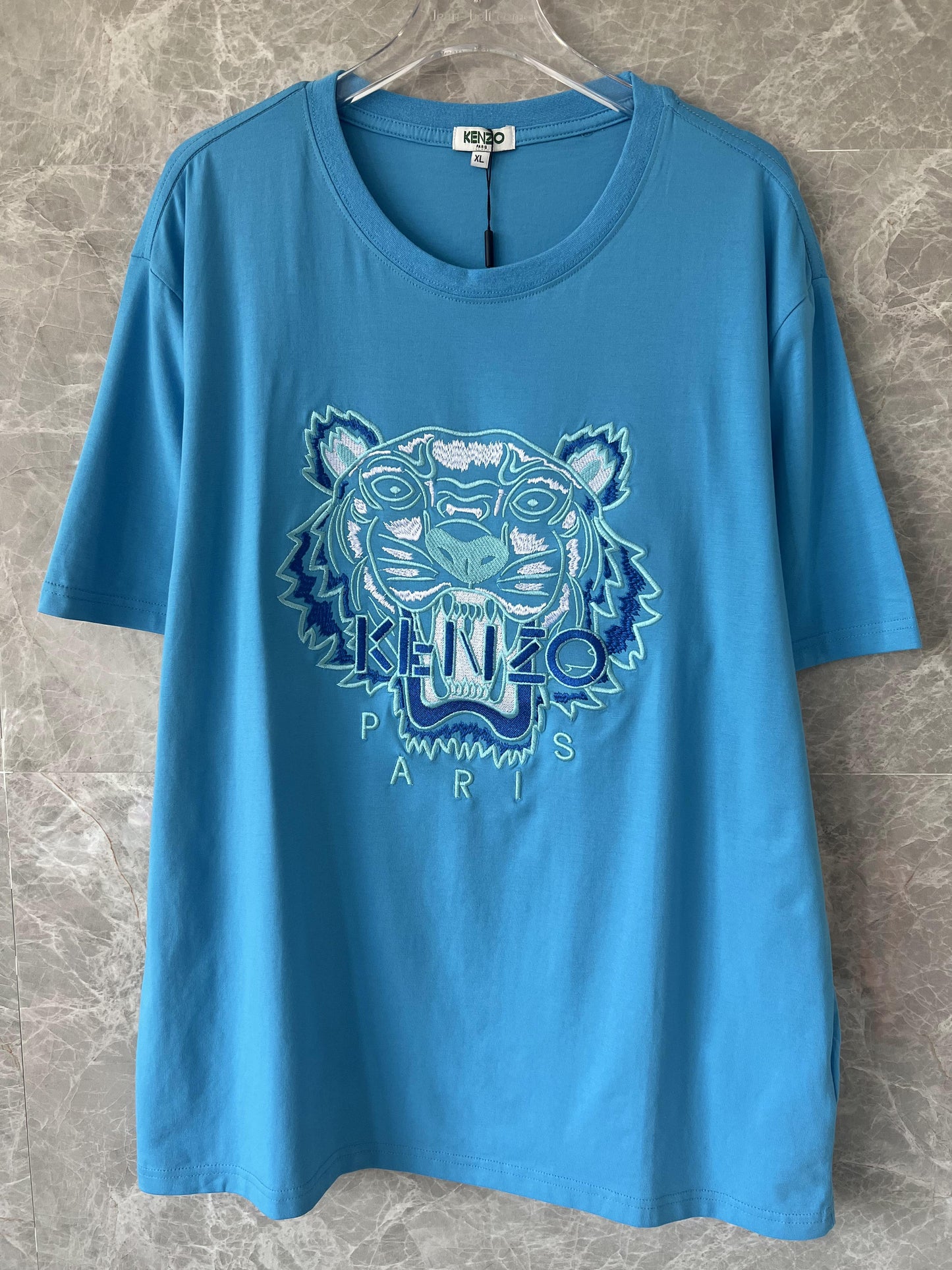 Colección de camisetas con bordado de tigre de Kenzo Paris: variantes en negro, rojo y azul