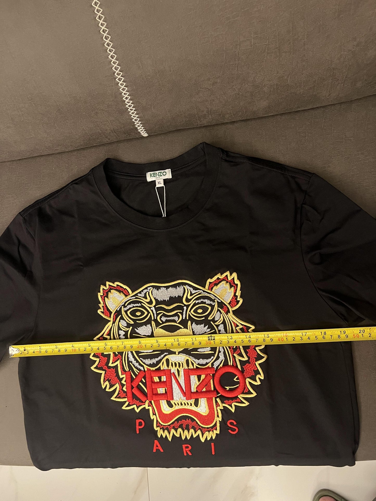 Colección de camisetas con bordado de tigre de Kenzo Paris: variantes en negro, rojo y azul