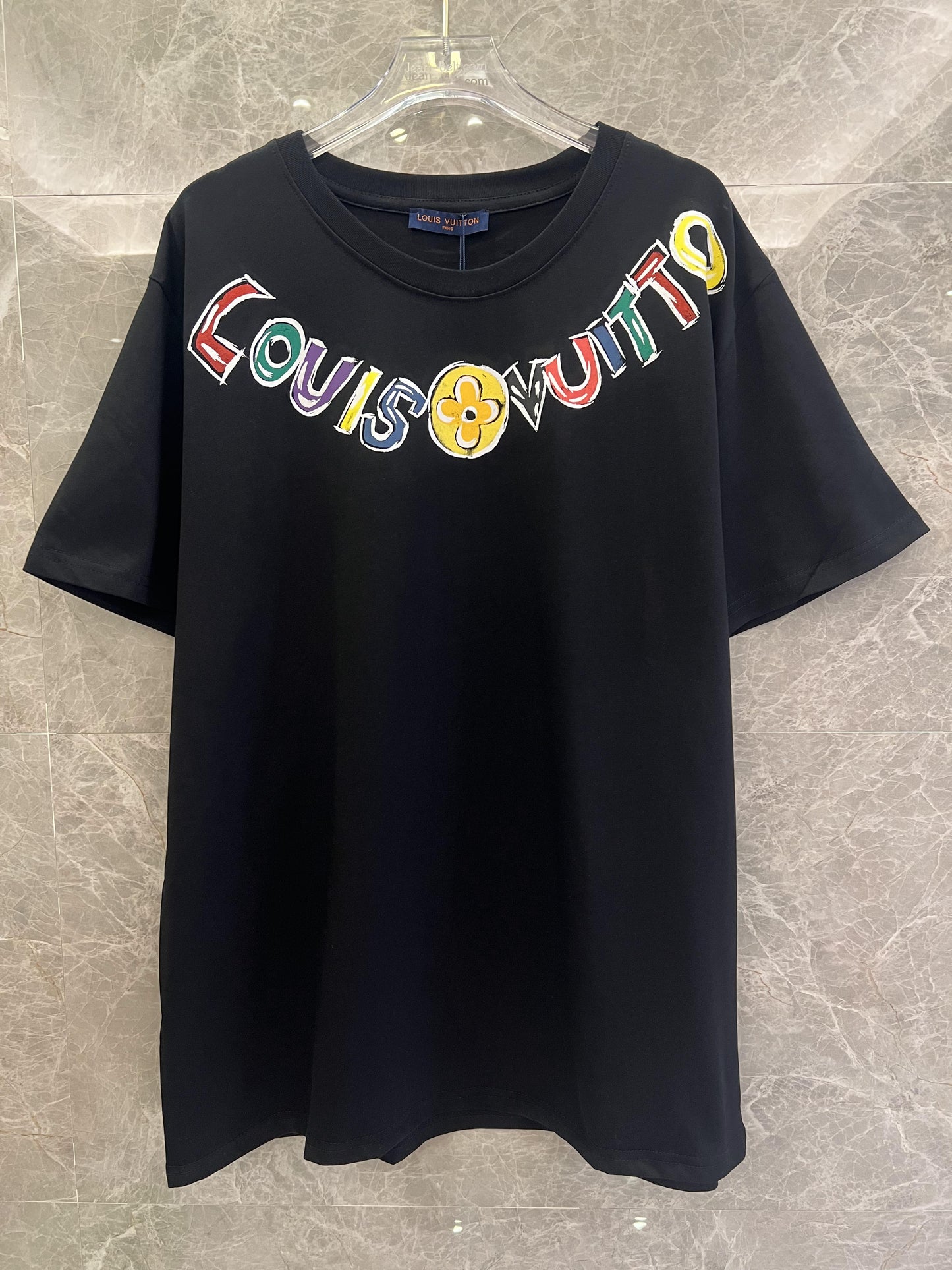Camiseta Louis Vuitton com logotipo grafite preto