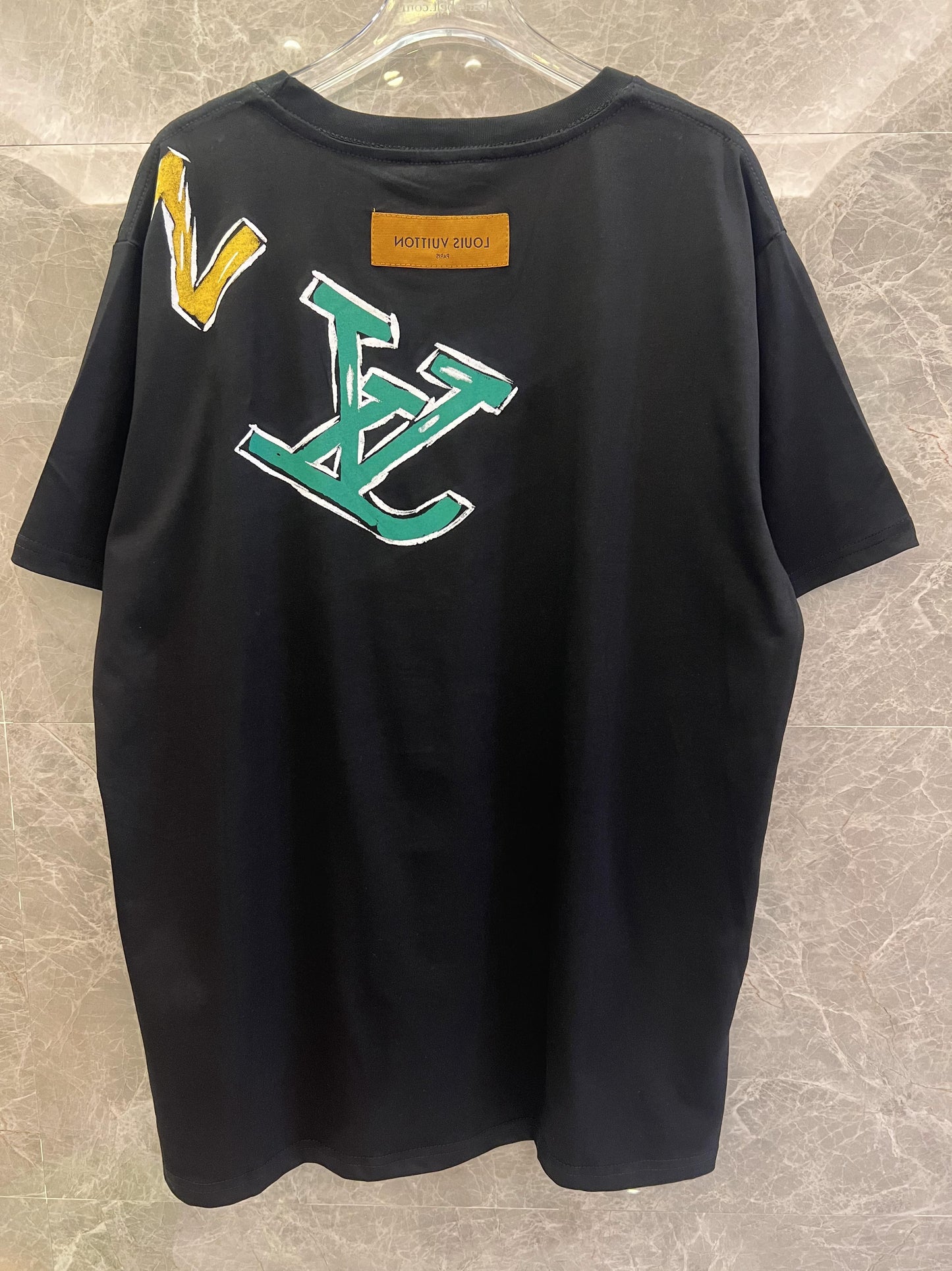 Camiseta Louis Vuitton com logotipo grafite preto