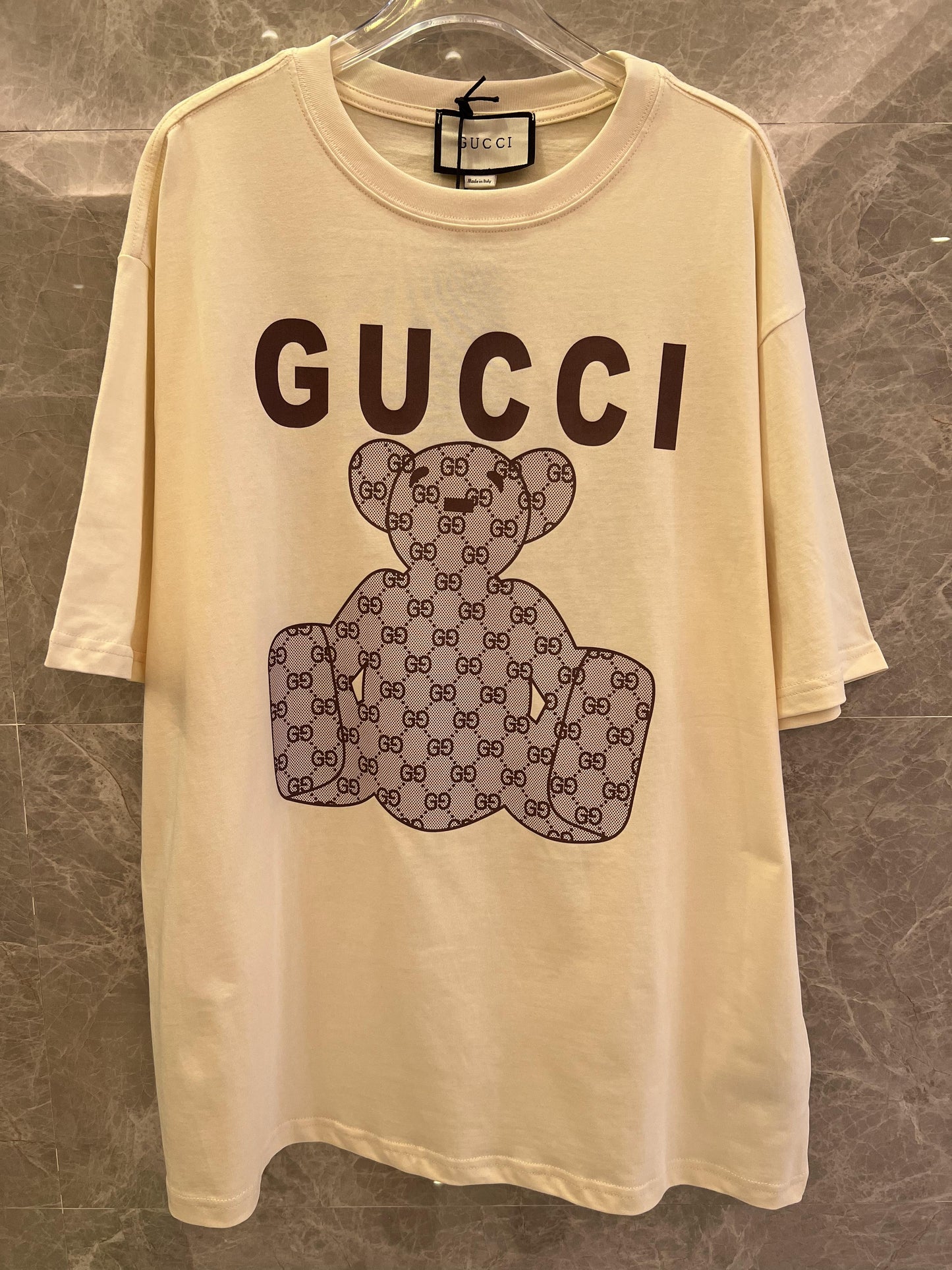 Camiseta Gucci com monograma GG e ursinho de pelúcia bege