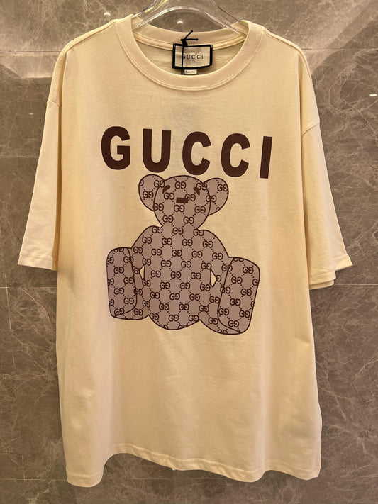 Camiseta beige con monograma GG y osito de peluche de Gucci