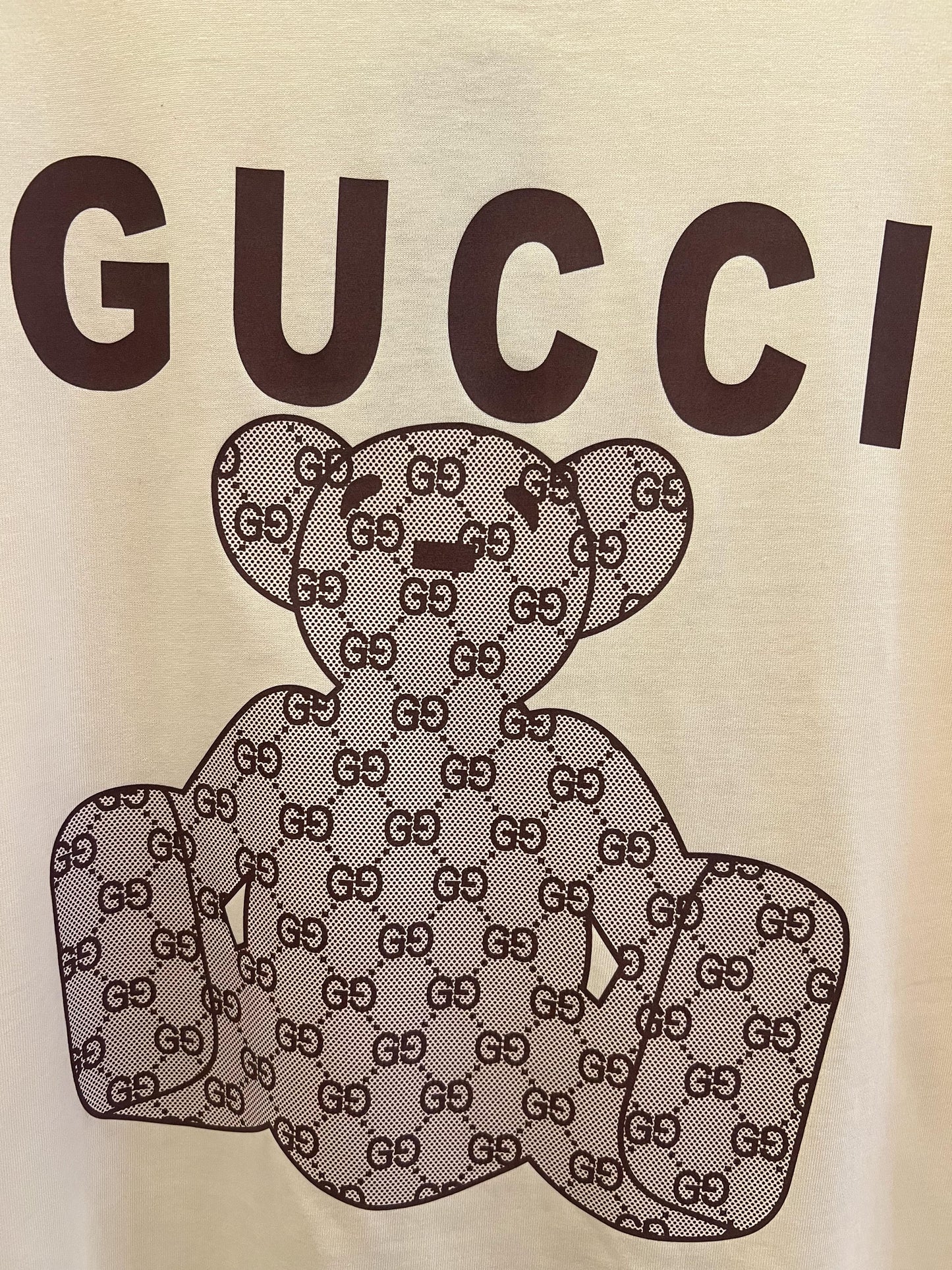 Camiseta Gucci com monograma GG e ursinho de pelúcia bege