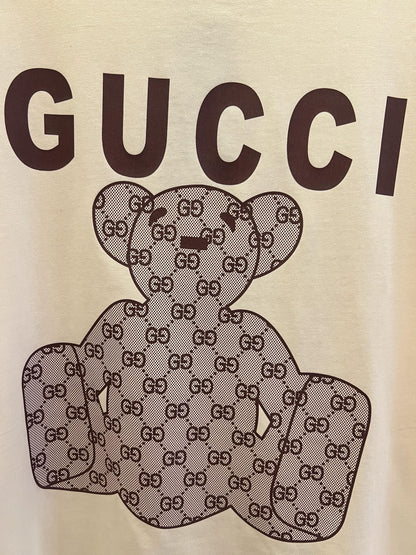 Camiseta Gucci com monograma GG e ursinho de pelúcia bege