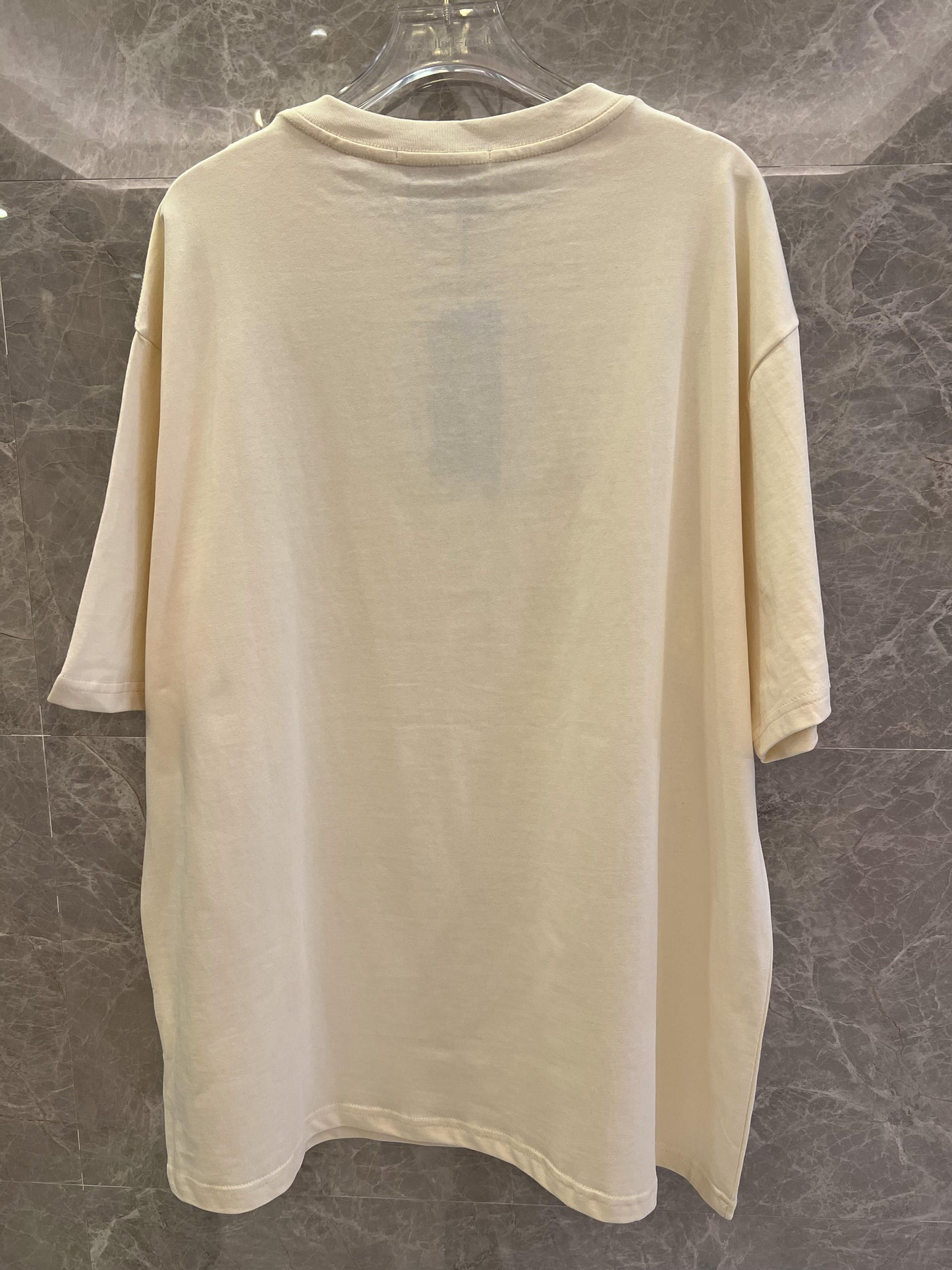 Camiseta Gucci com monograma GG e ursinho de pelúcia bege
