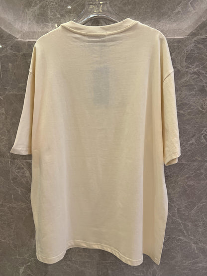 Camiseta Gucci com monograma GG e ursinho de pelúcia bege