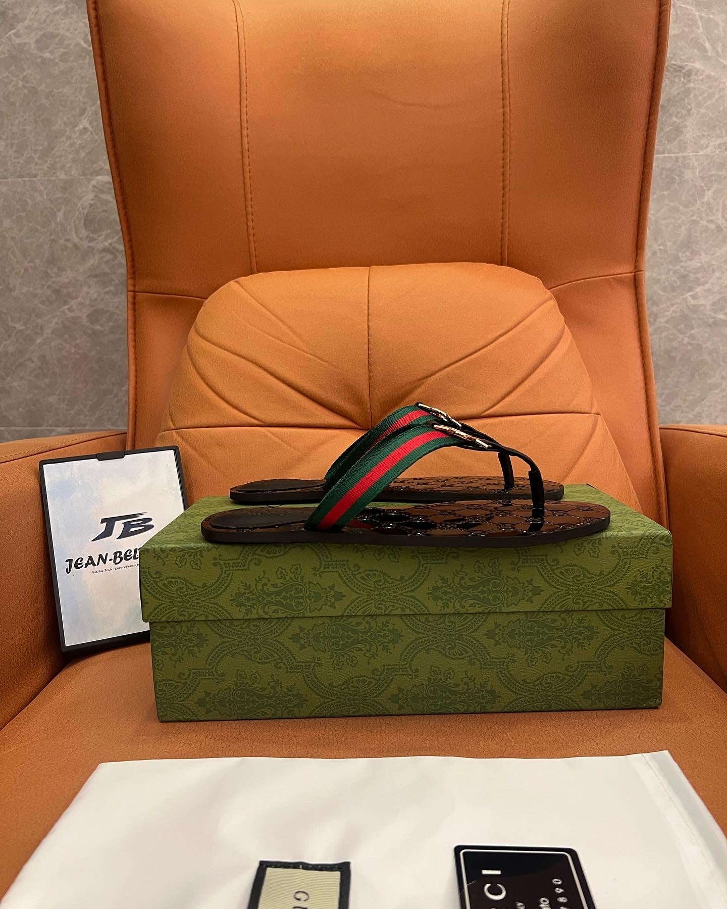 Chanclas Gucci GG Web de charol negro
