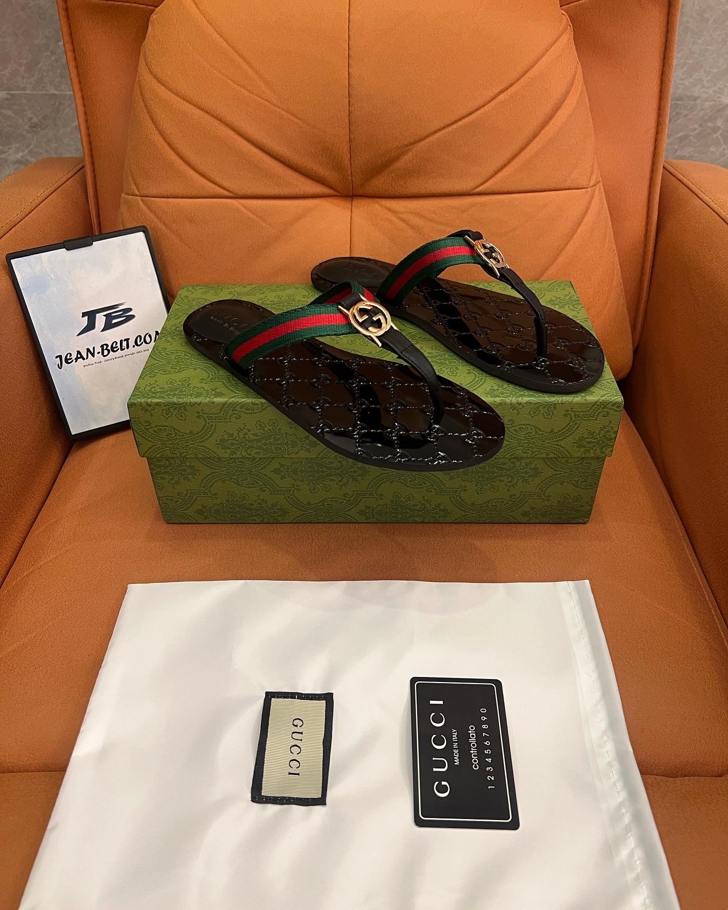 Chanclas Gucci GG Web de charol negro