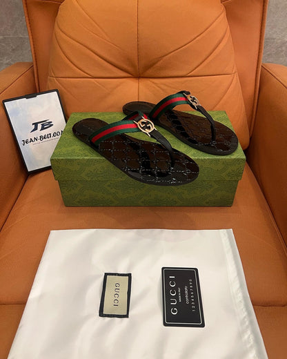 Chanclas Gucci GG Web de charol negro