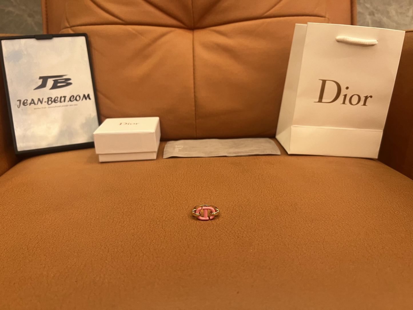 Anel Dior CD em esmalte rosa e tom dourado
