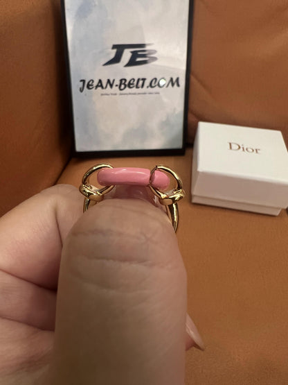 Anel Dior CD em esmalte rosa e tom dourado