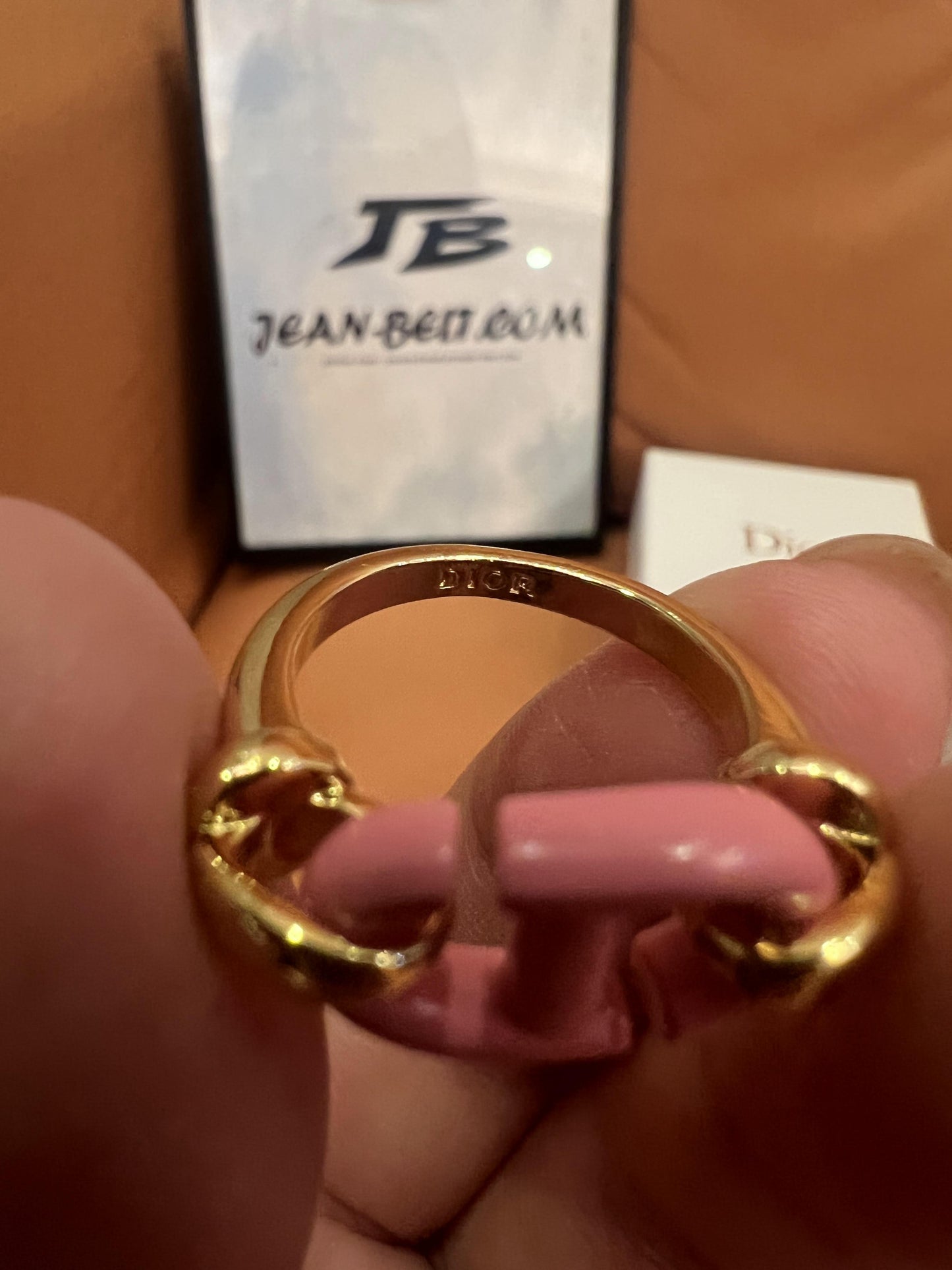 Anel Dior CD em esmalte rosa e tom dourado