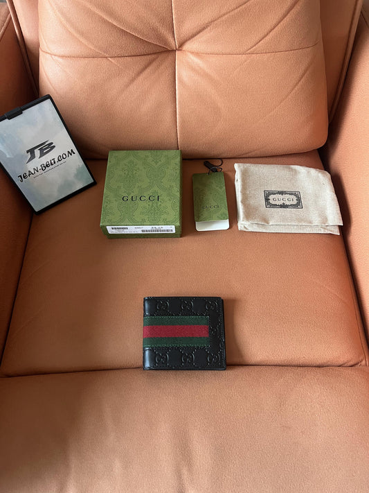 Carteira Gucci GG de couro com relevo e duas dobras com faixa web