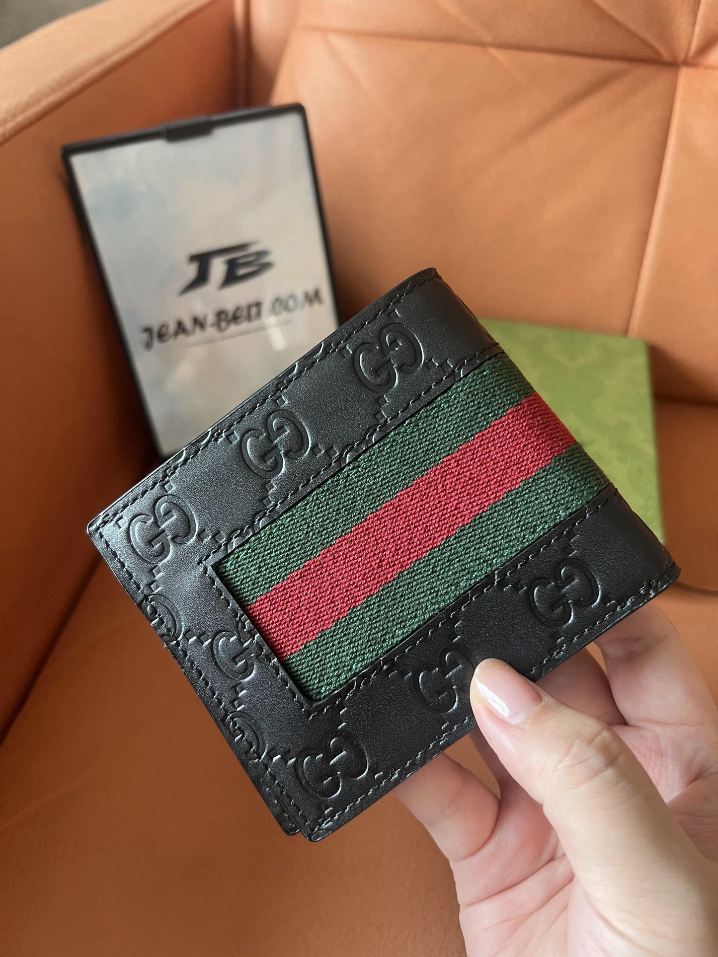 Cartera plegable Gucci de piel con relieve GG y banda tribanda