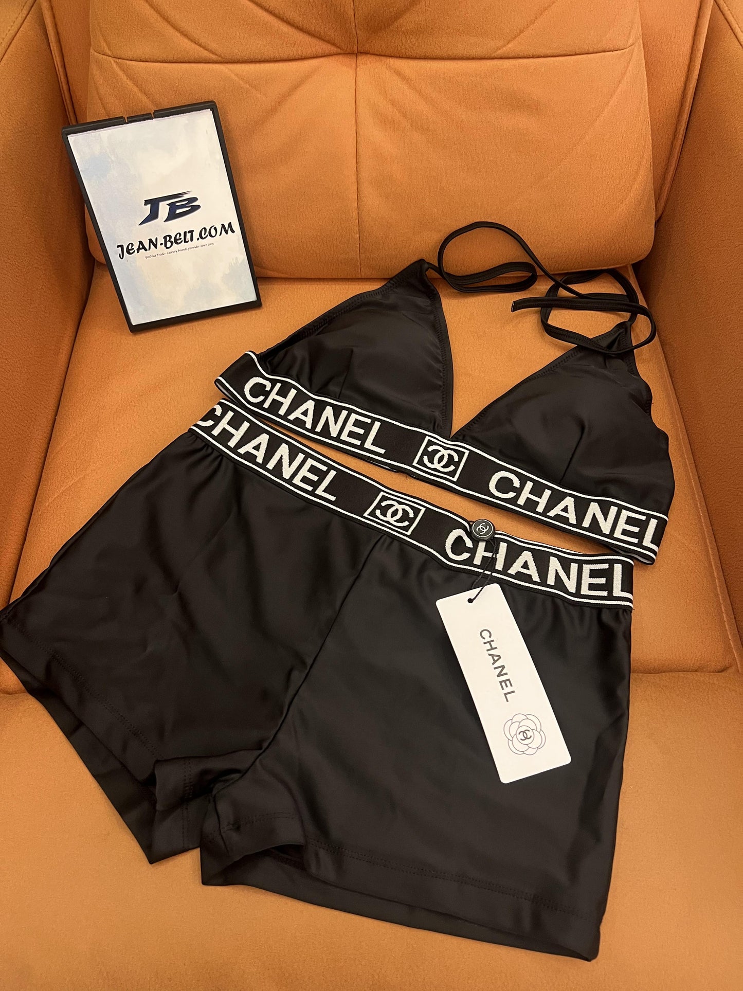 Conjunto de baño negro para mujer de Chanel: top triangular y shorts