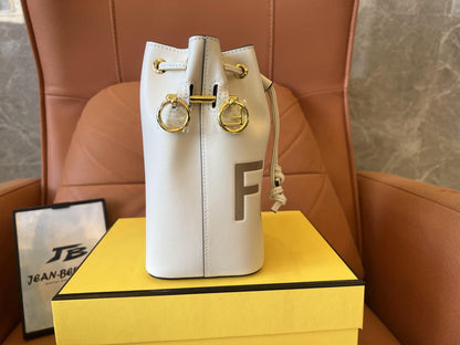 Sac à main mon trésor Fendi nude crème