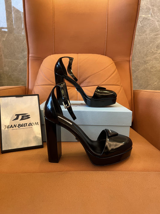 Sapatos plataforma triangulares com logotipo preto Prada para mulheres