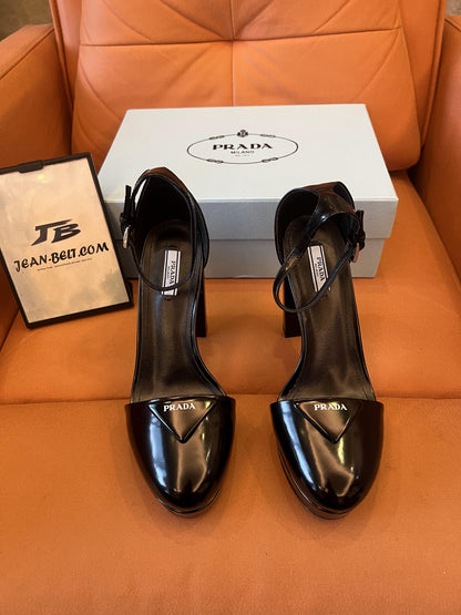 Zapatos de plataforma triangular con logotipo negro de Prada para mujer