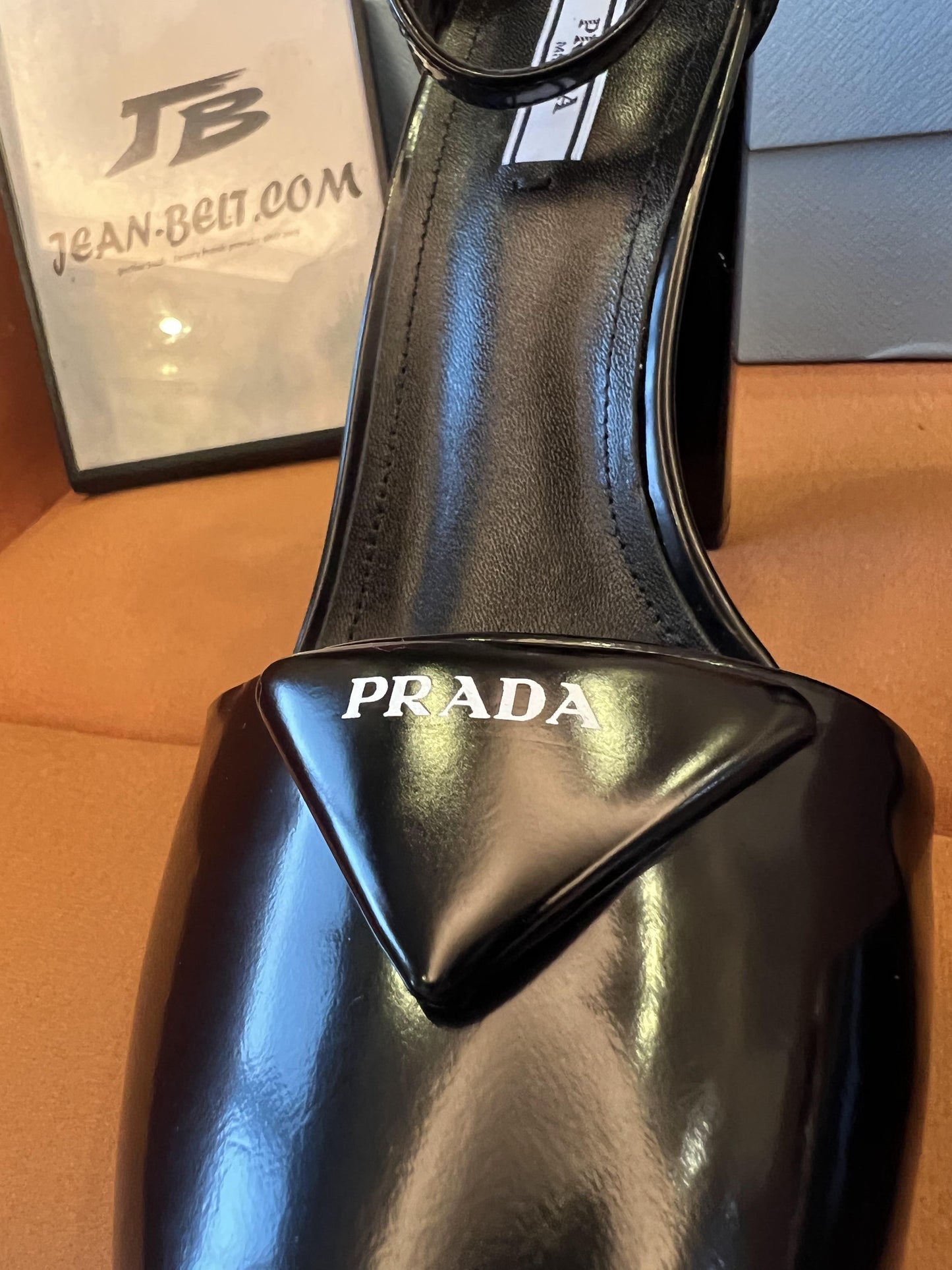 Zapatos de plataforma triangular con logotipo negro de Prada para mujer