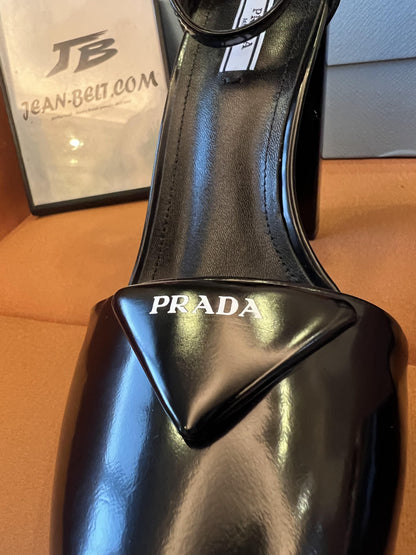 Zapatos de plataforma triangular con logotipo negro de Prada para mujer