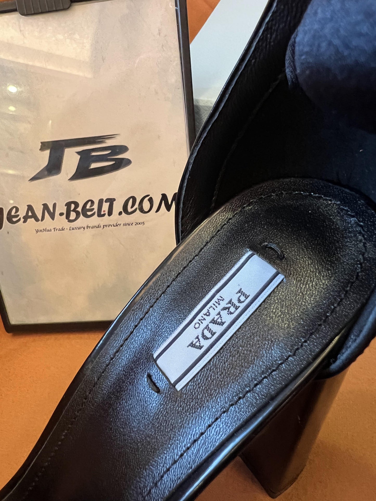 Zapatos de plataforma triangular con logotipo negro de Prada para mujer