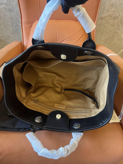 Bolso de compras Chanel 22 negro