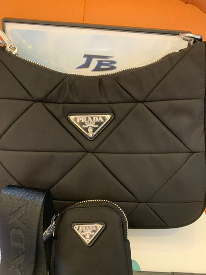 Bolso de hombro Prada acolchado de nailon