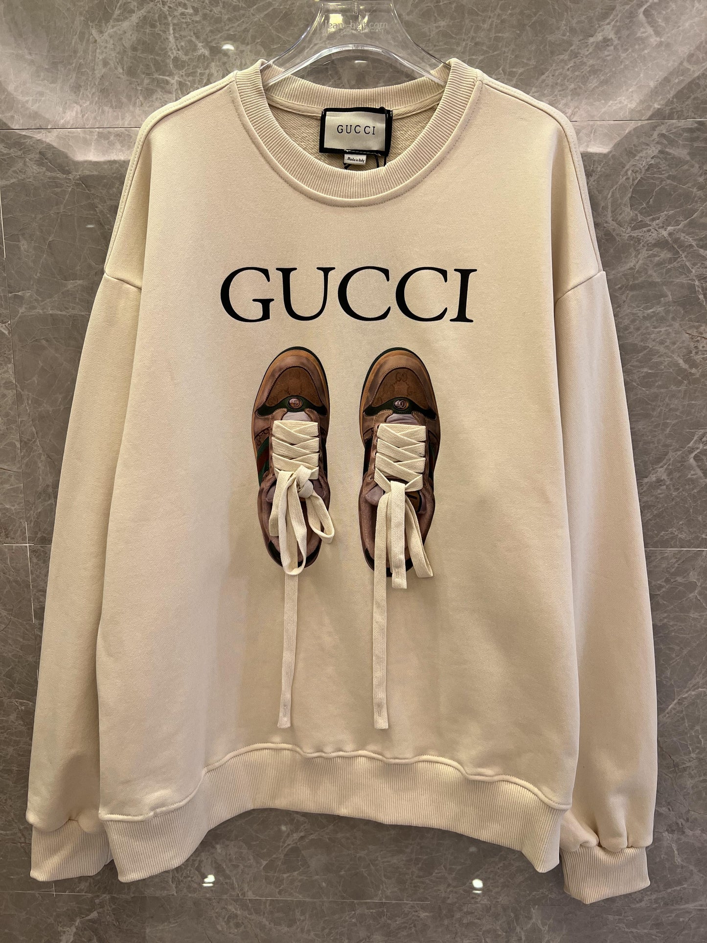 Moletom com logo gráfico da Gucci em creme