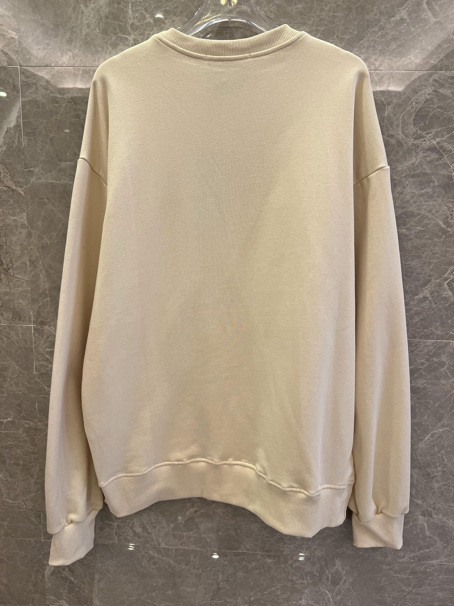 Moletom com logo gráfico da Gucci em creme