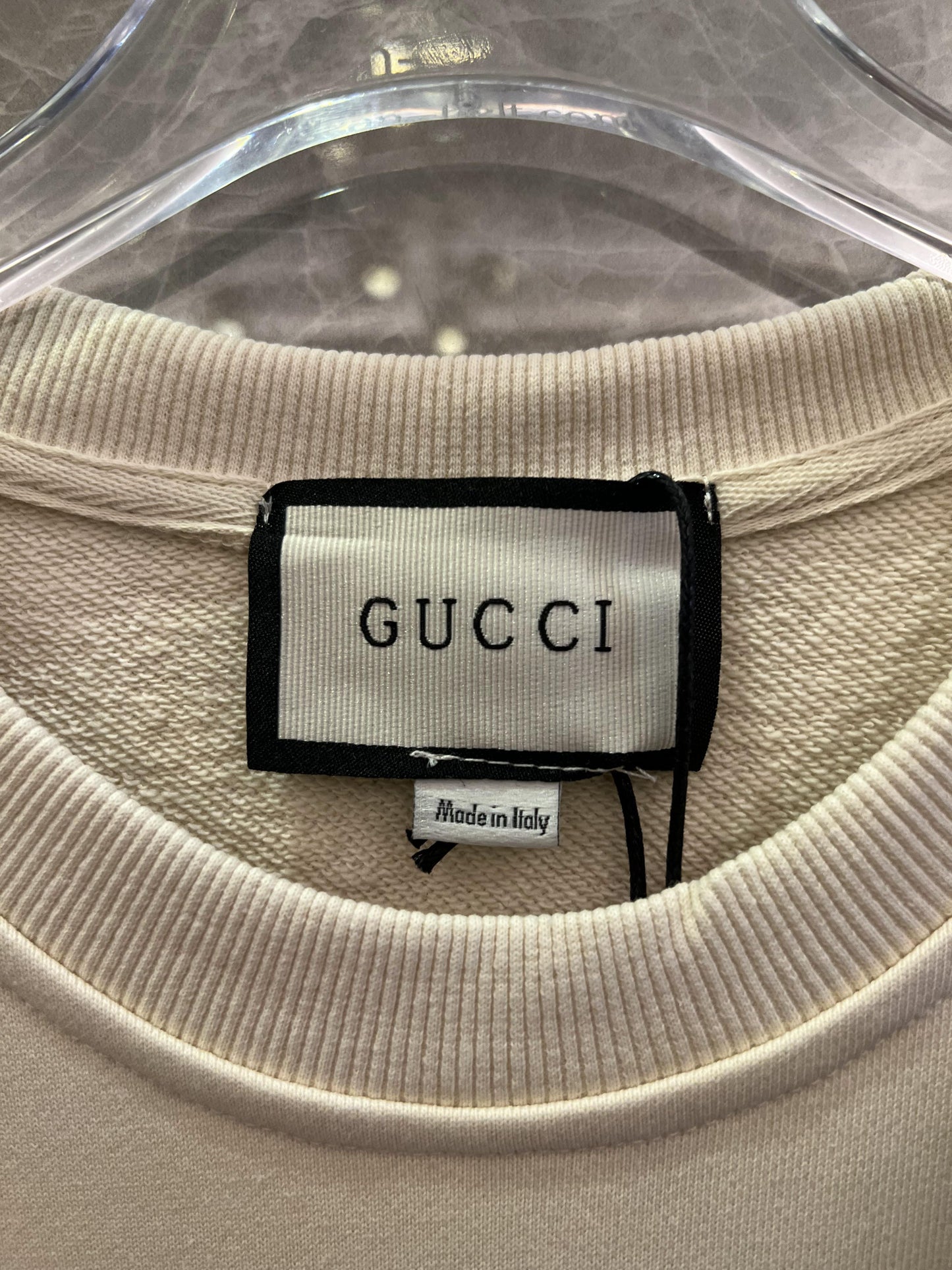 Moletom com logo gráfico da Gucci em creme