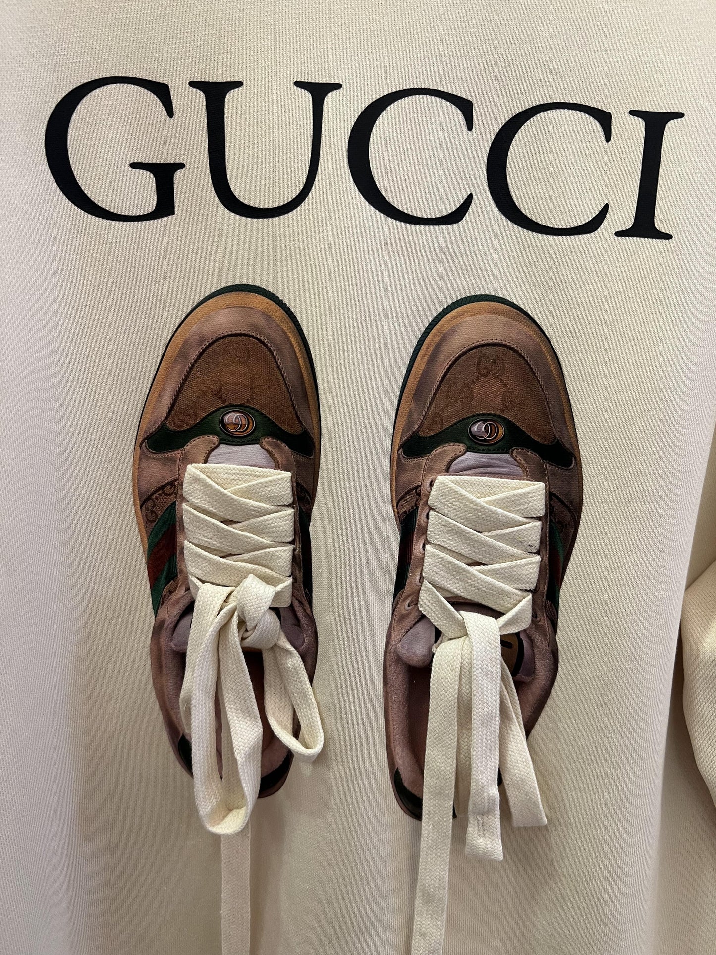 Moletom com logo gráfico da Gucci em creme