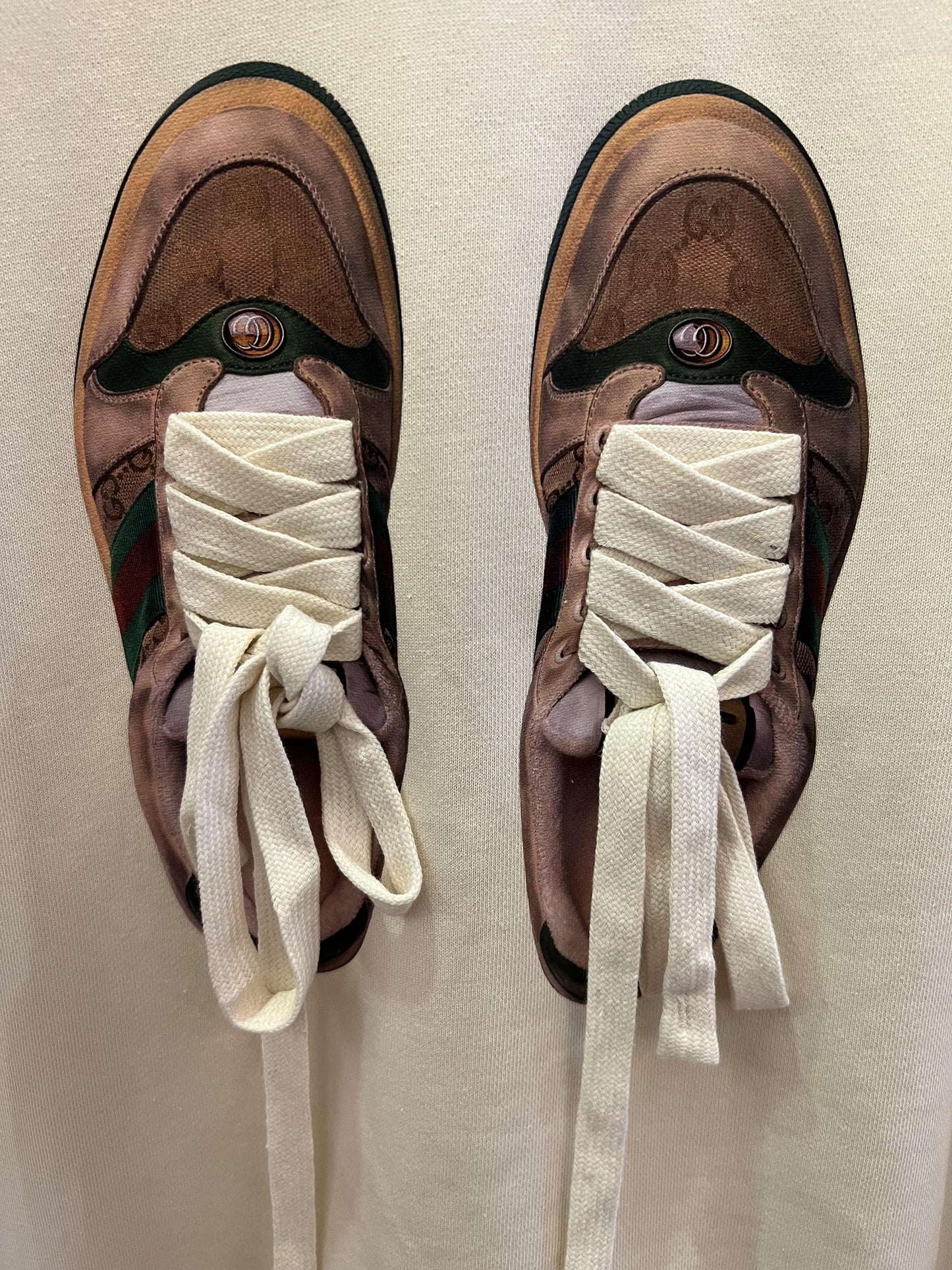 Moletom com logo gráfico da Gucci em creme
