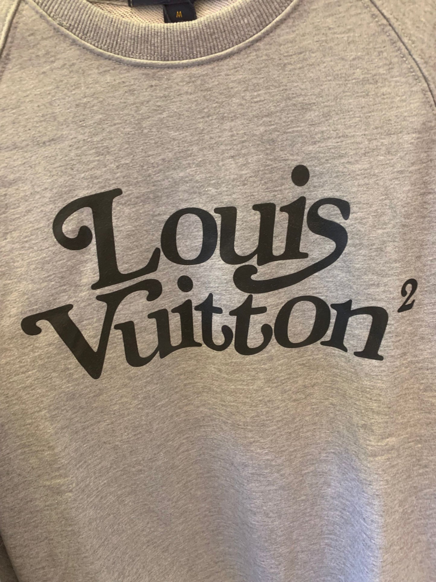 Sudadera gris Louis Vuitton con logotipo LV²