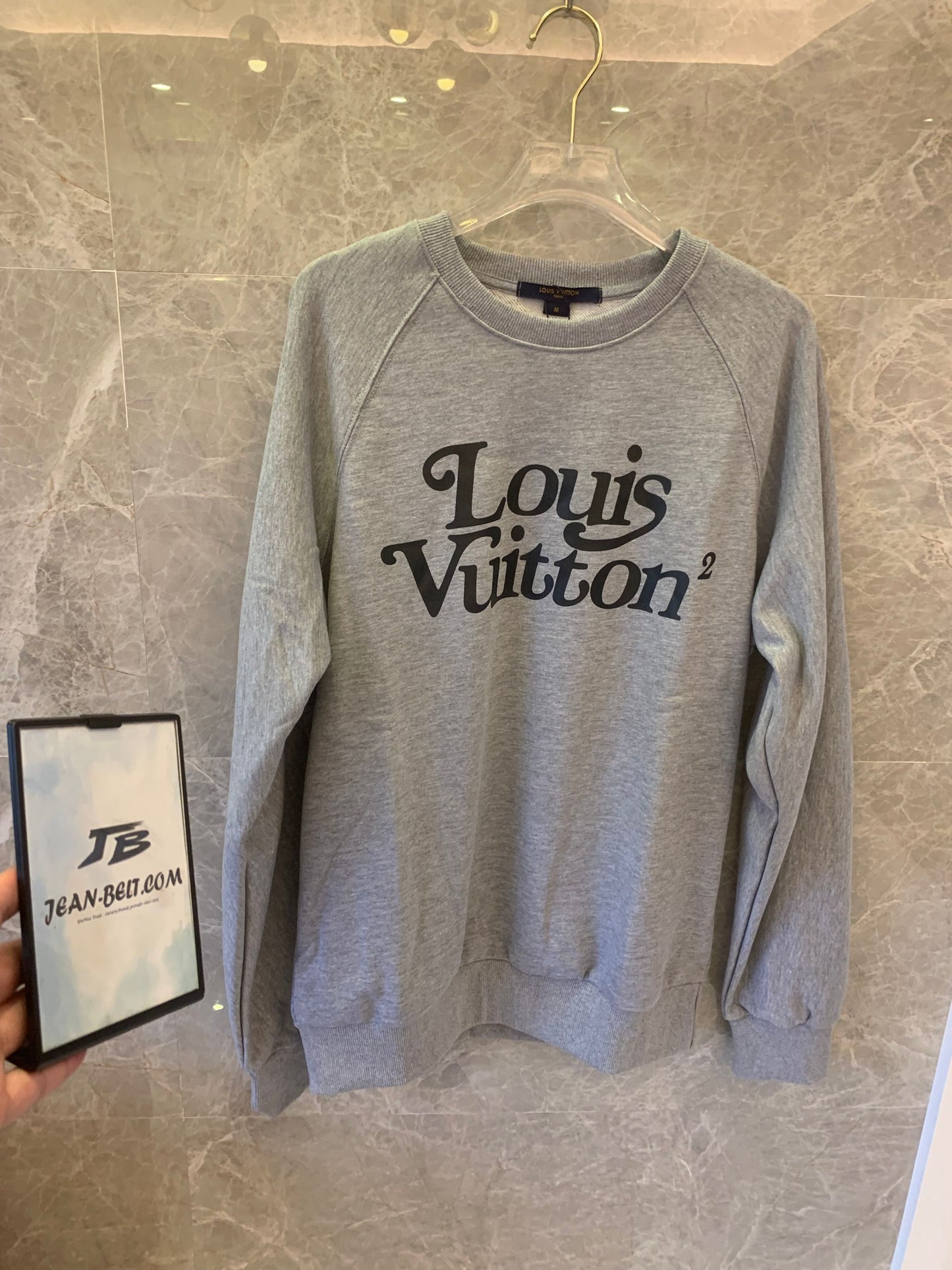 Sudadera gris Louis Vuitton con logotipo LV²