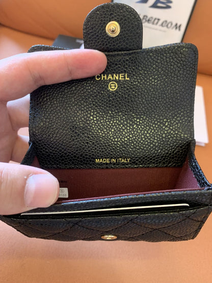 Carteira Chanel Classic em Couro Caviar Acolchoado
