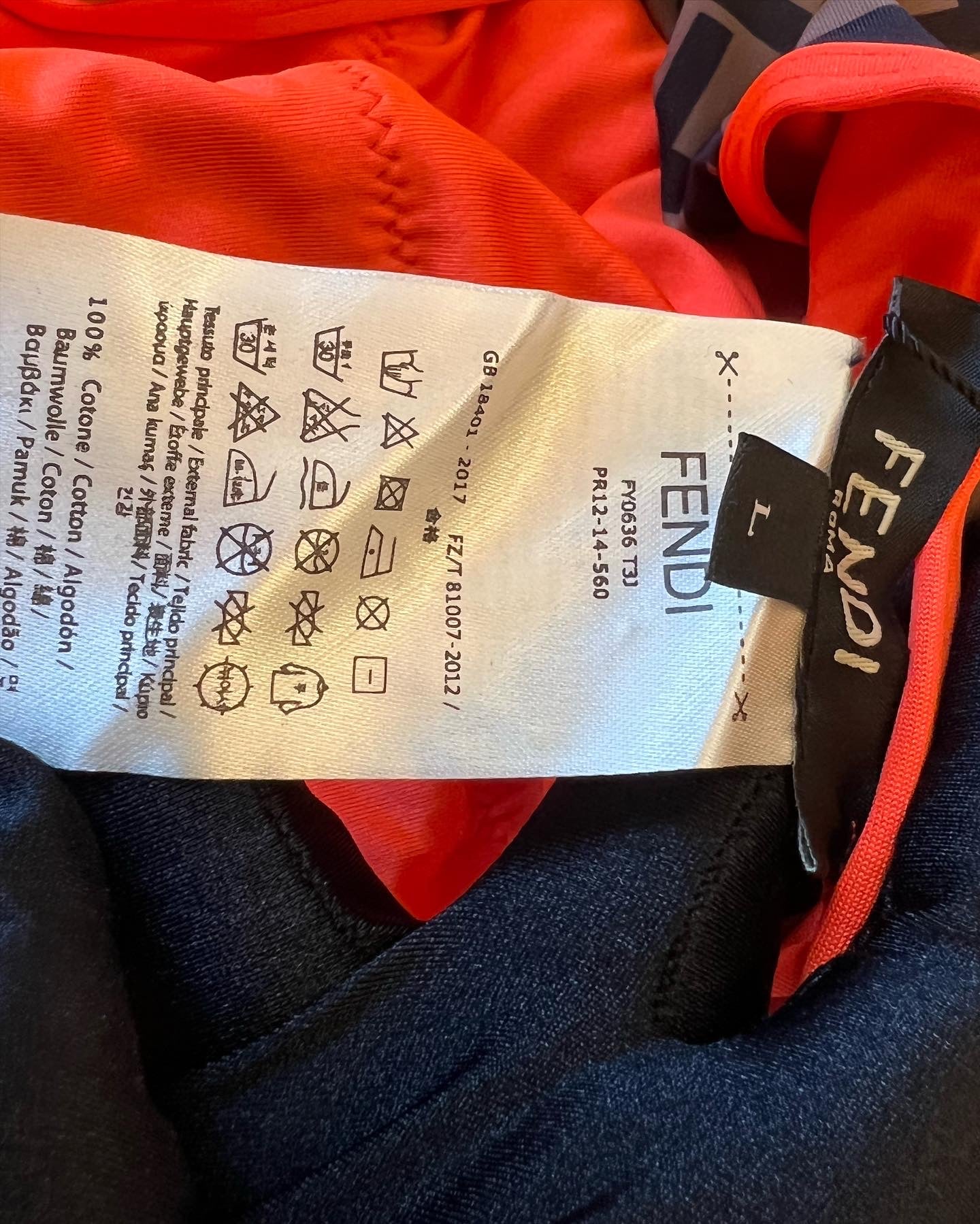 Maiô Fendi monogramado com detalhes neon