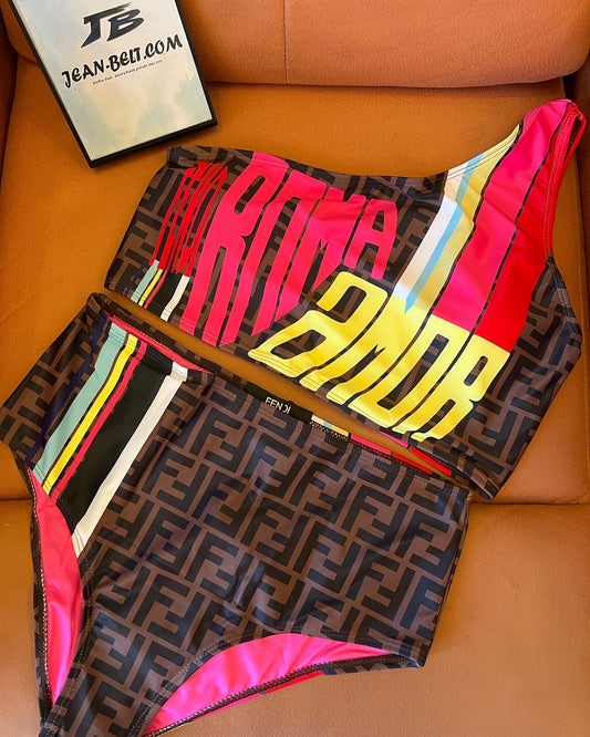 Traje de baño de dos piezas con monograma de Fendi y gráficos llamativos