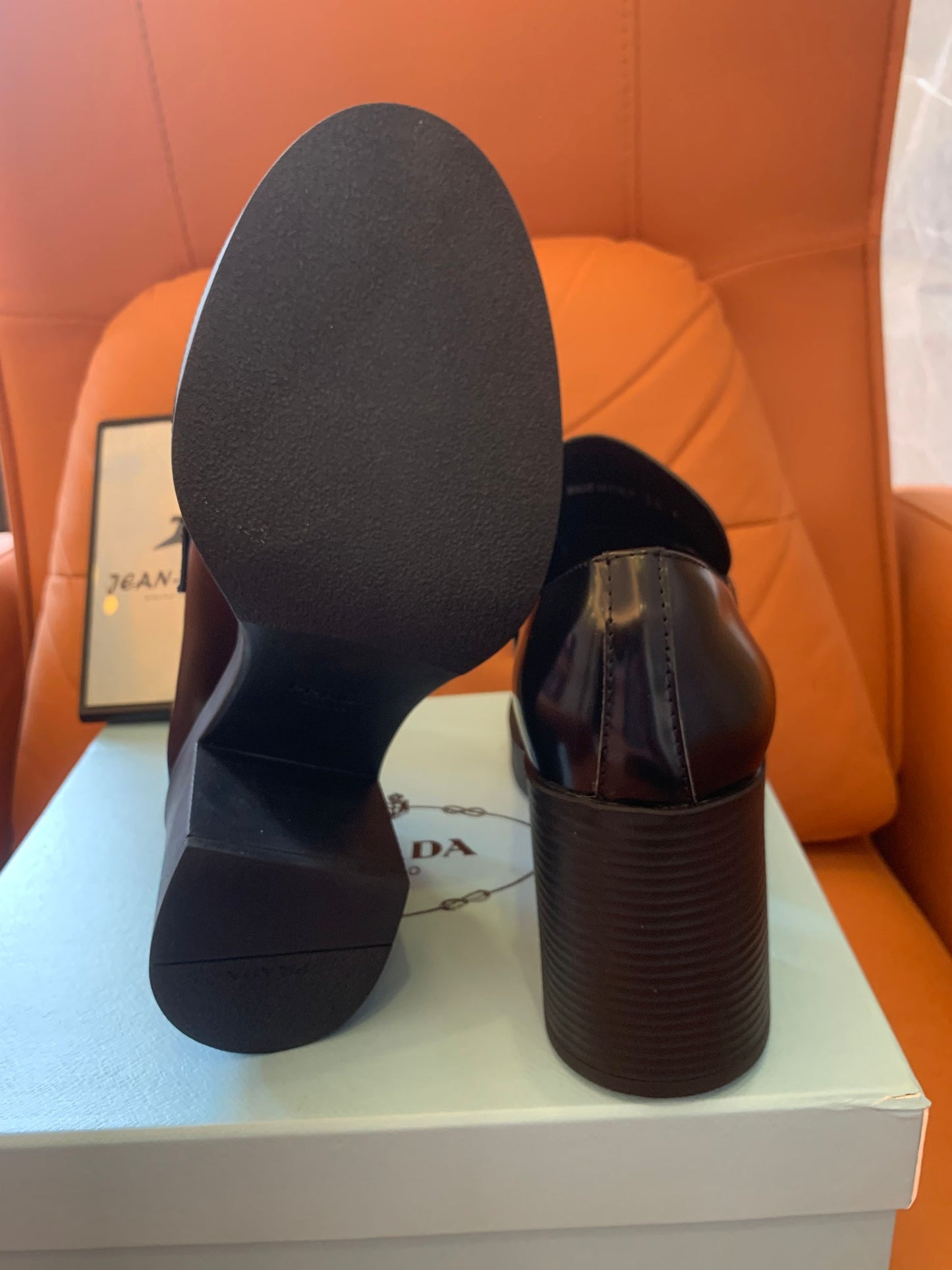 Mocassins de couro com salto e placa de logotipo da Prada