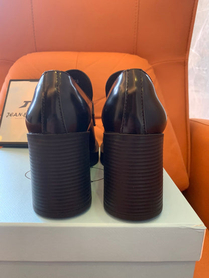 Mocassins de couro com salto e placa de logotipo da Prada