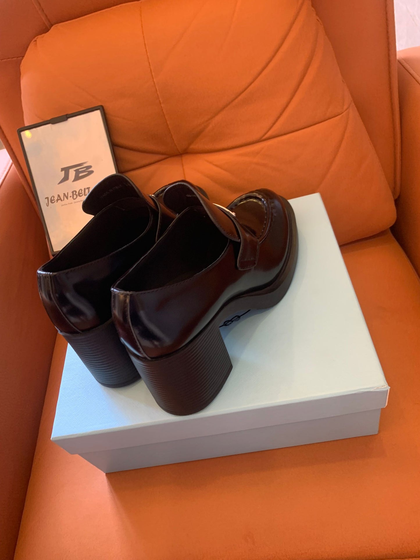 Mocassins de couro com salto e placa de logotipo da Prada
