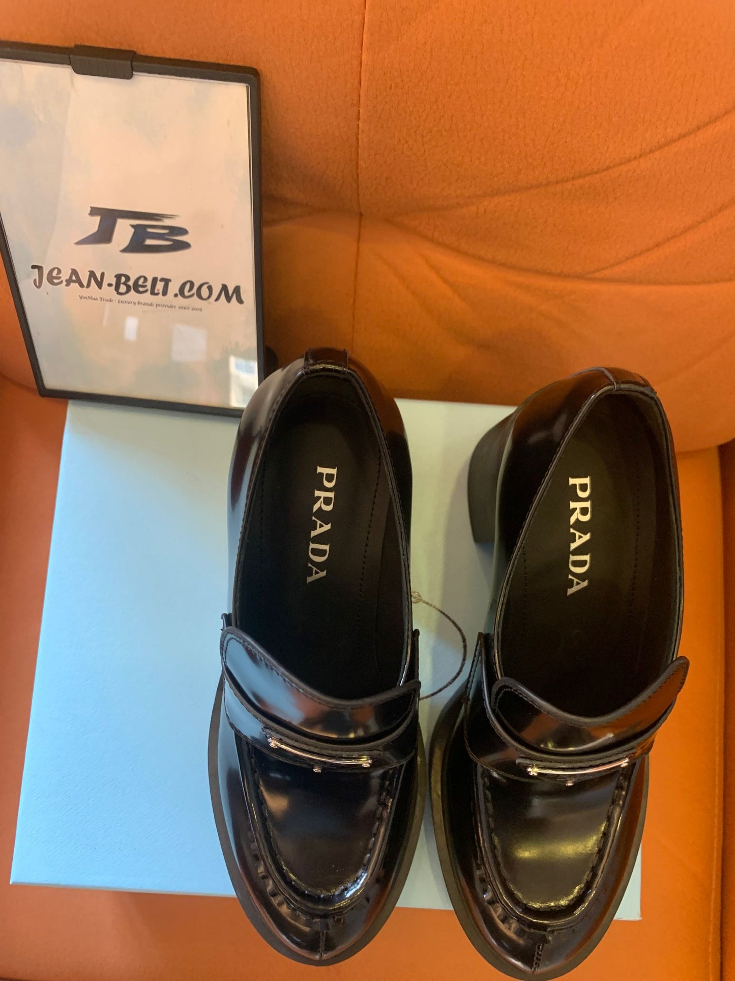Mocassins de couro com salto e placa de logotipo da Prada