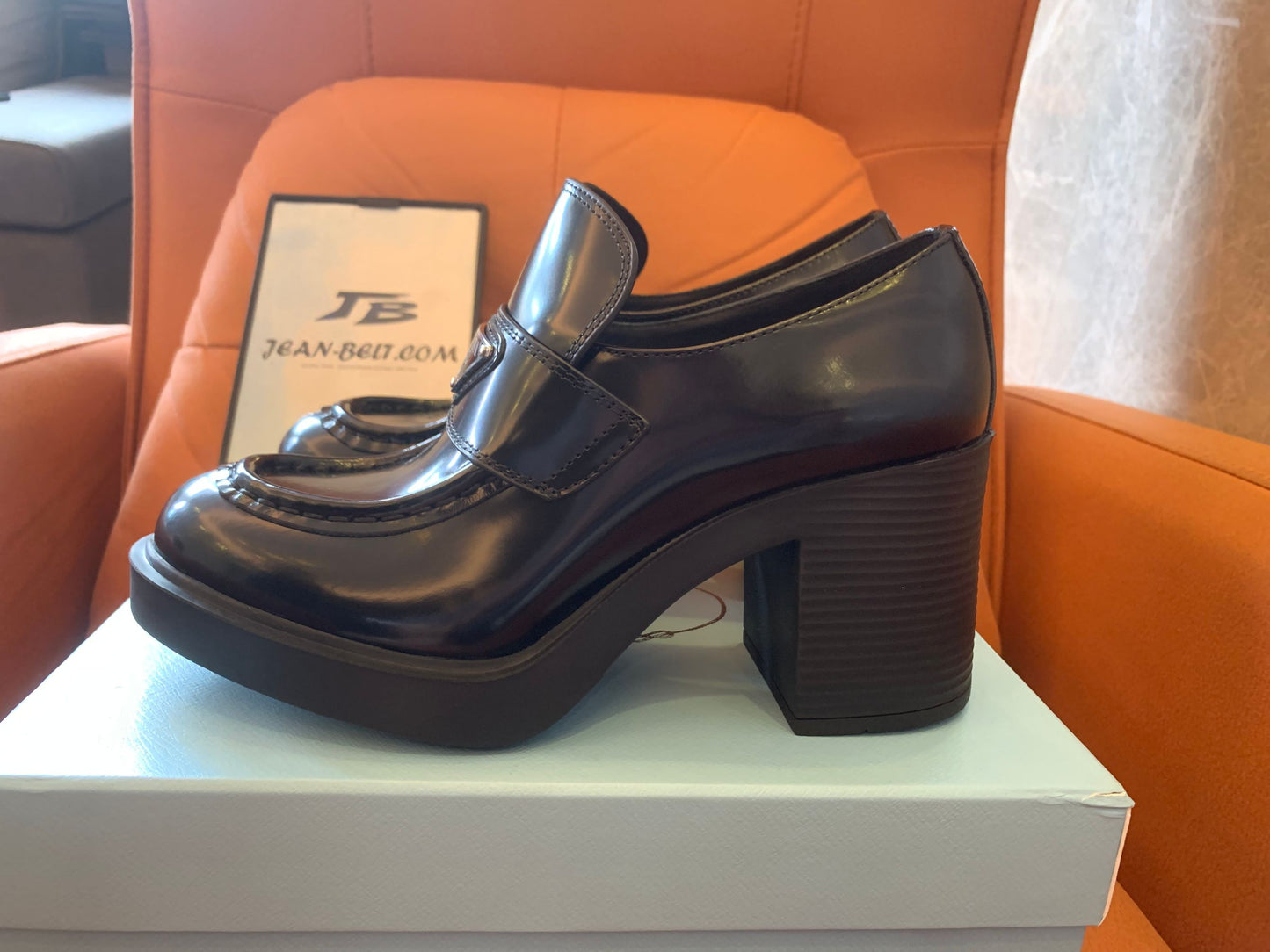 Mocassins de couro com salto e placa de logotipo da Prada
