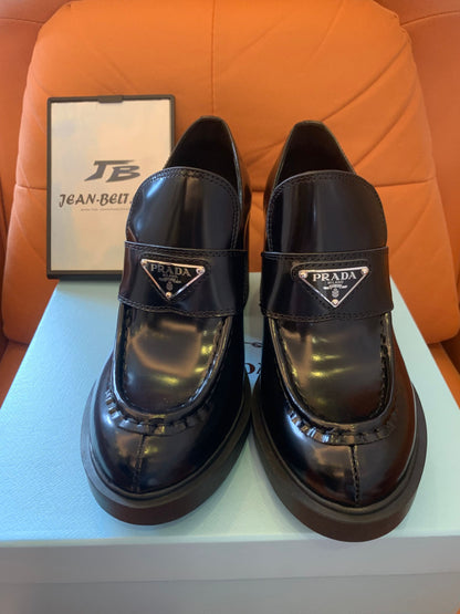 Mocassins de couro com salto e placa de logotipo da Prada