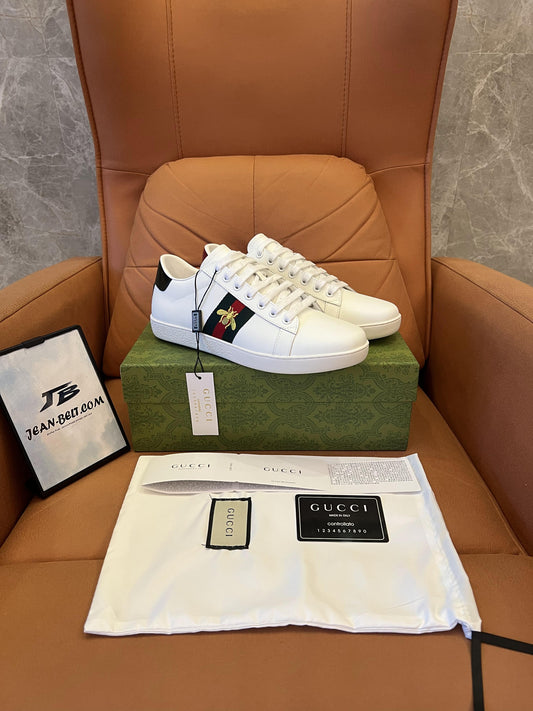 Tênis Gucci Ace Bee Web em couro