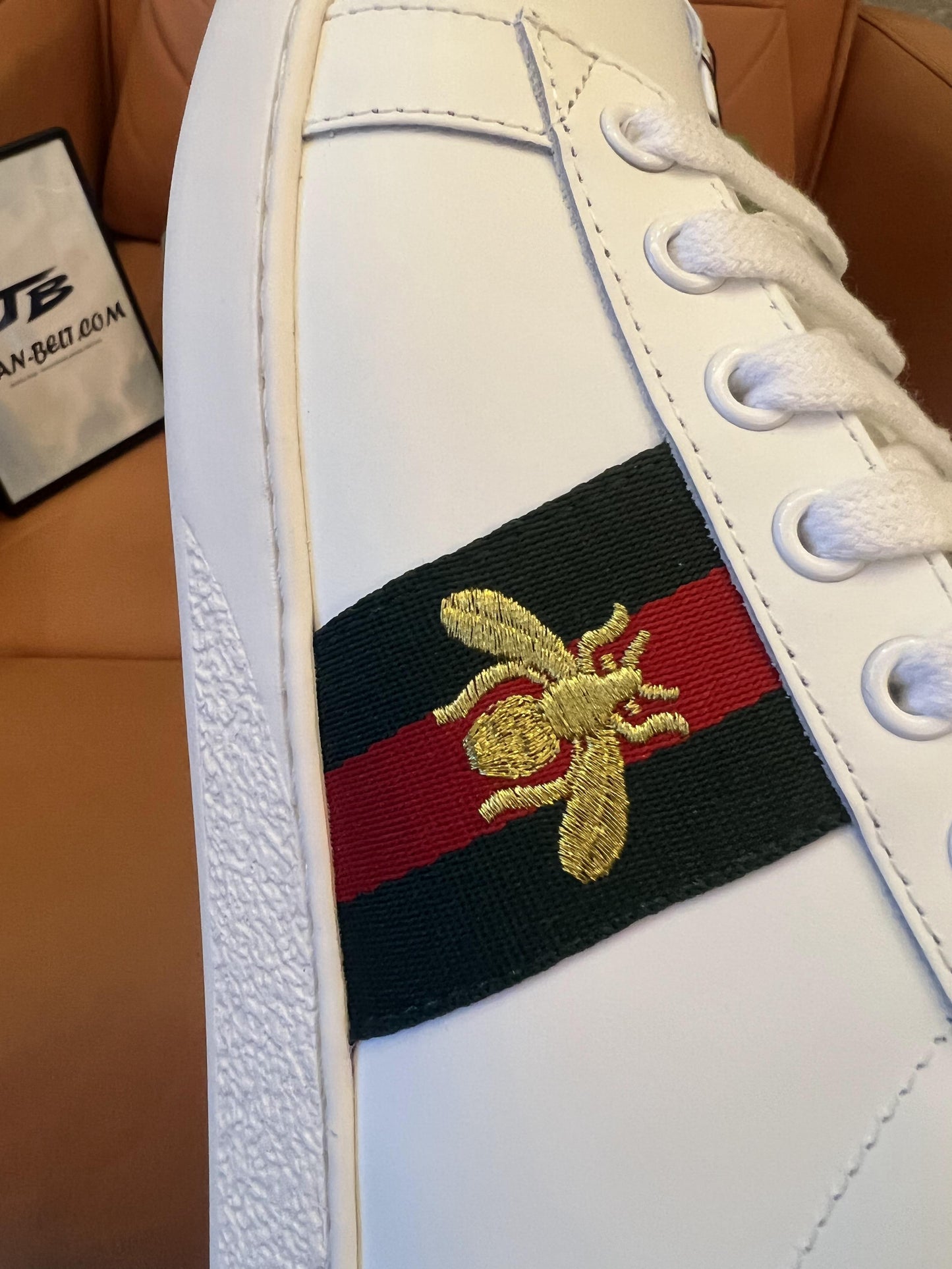 Tênis Gucci Ace Bee Web em couro