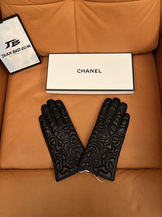 Luvas Chanel de Couro de Cordeiro Preto com Design de Camélia Acolchoada