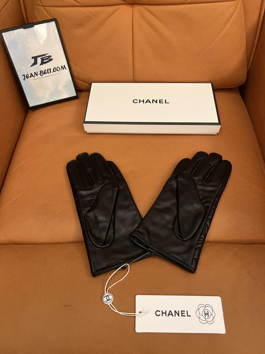 Luvas Chanel de Couro de Cordeiro Preto com Design de Camélia Acolchoada