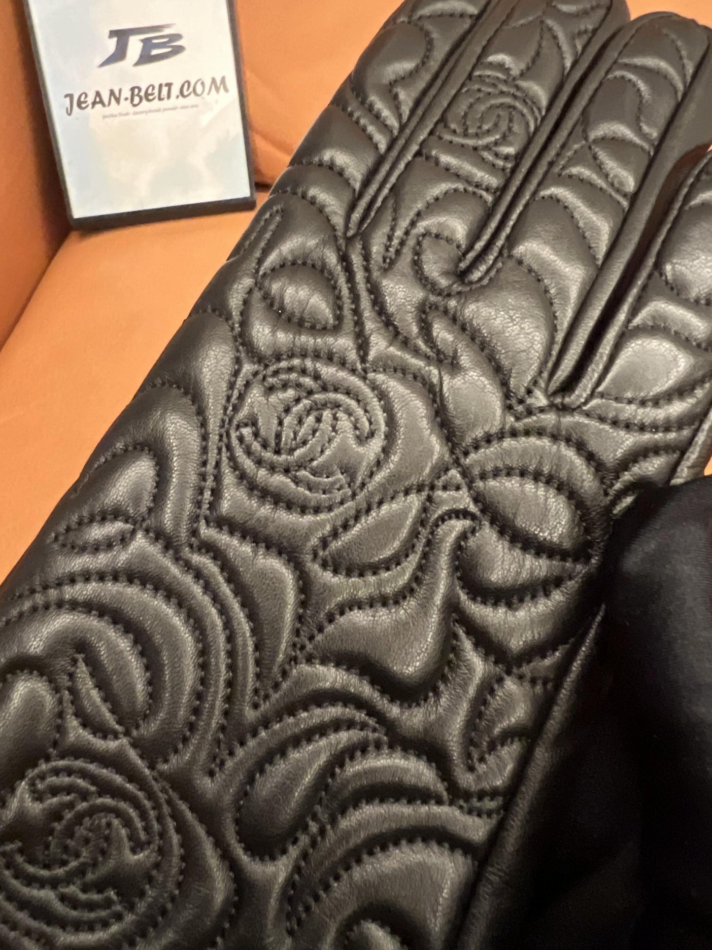 Guantes Chanel de piel de cordero negra con diseño de camelia acolchada